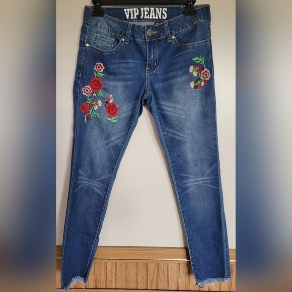 VIP Floral Embroidered Juniors Jeans Size 5/6 - Picture 1 of 6